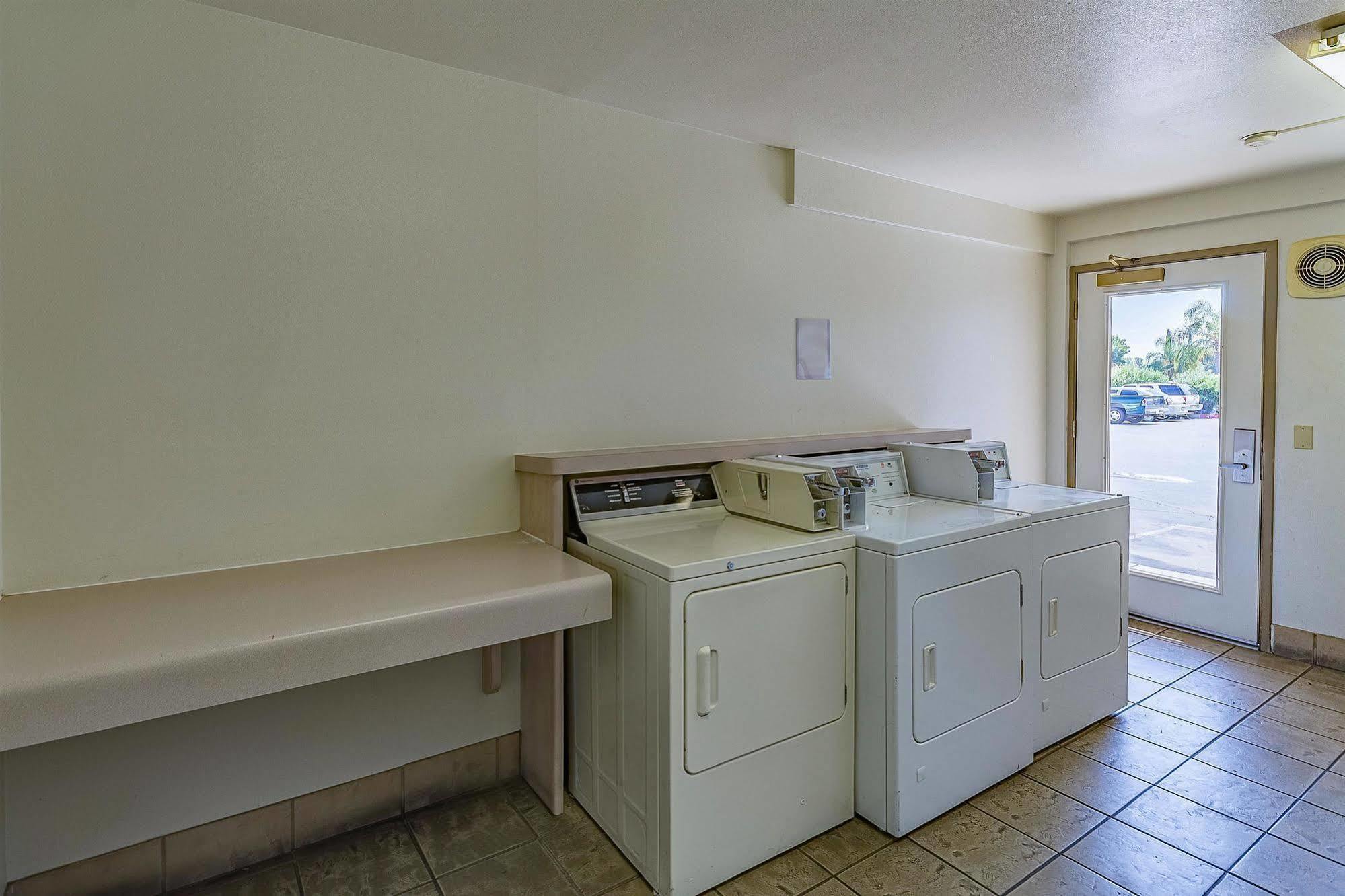 Motel 6-Fresno, Ca - Yosemite Hwy Exteriör bild
